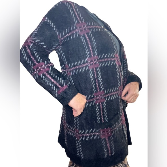 Cozy eyelash knit cardigan with front pockets. Slightly oversized. - Picture 3 of 7